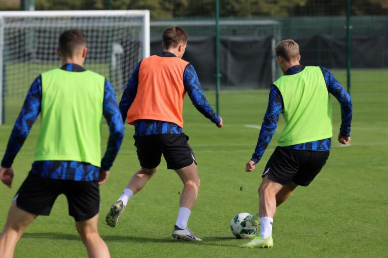 Sfeerbeeld van een training bij Club Brugge met focus op de verdediging