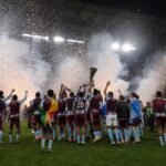 Spelers van Aston Villa vieren met de trofee na de Europa League-finale in Istanbul
