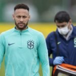 Neymar tijdens een training met Brazilië terwijl er twijfel is over zijn inzetbaarheid richting het WK.