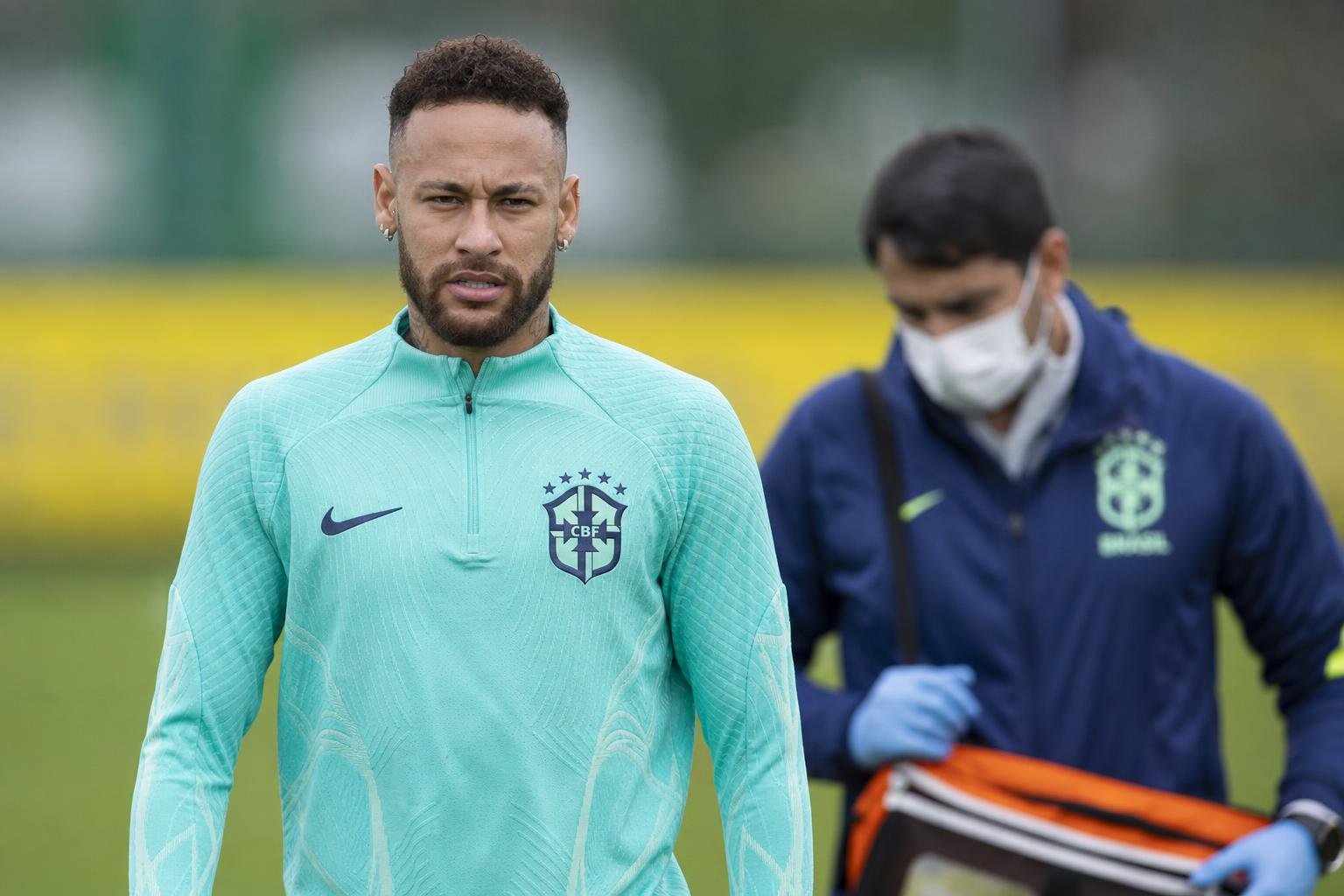 Neymar tijdens een training met Brazilië terwijl er twijfel is over zijn inzetbaarheid richting het WK.