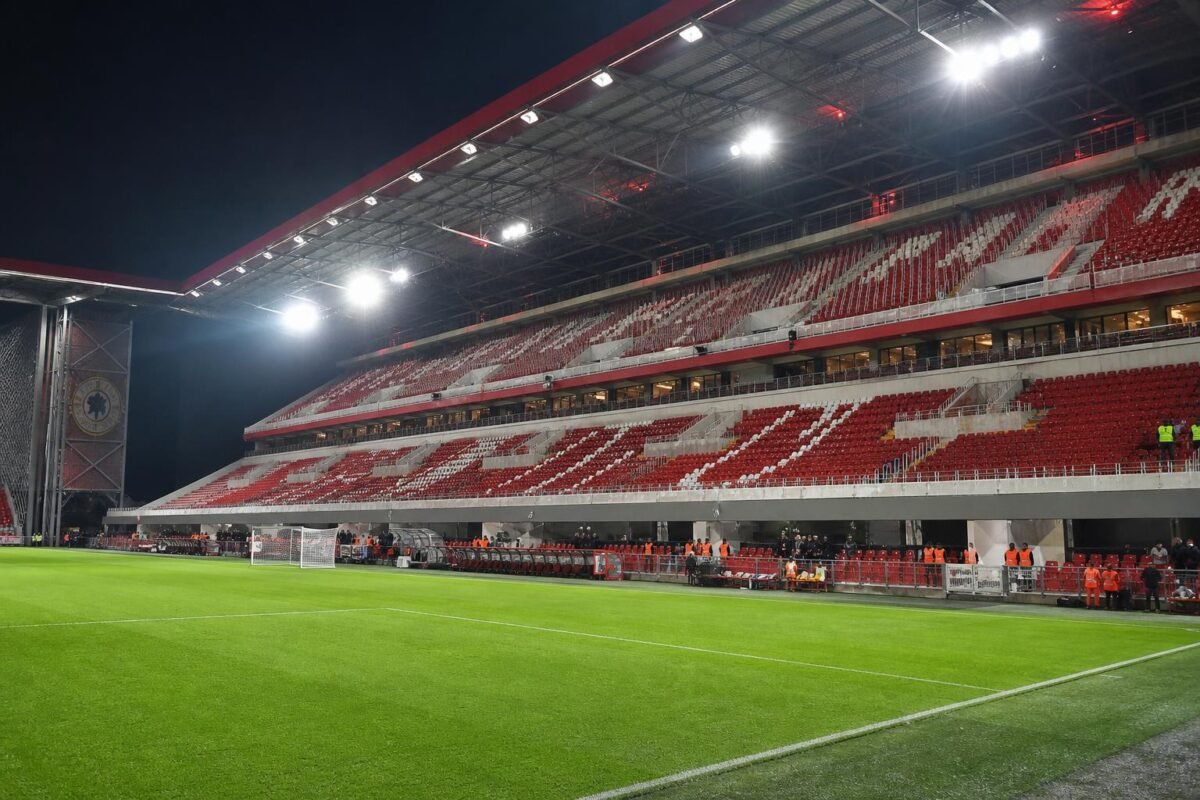 Sfeerbeeld in het Bosuilstadion van Royal Antwerp FC