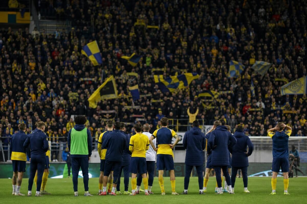 Spelers van Union vieren op het veld in een stadionsetting, met de focus op sfeer en teammoment.