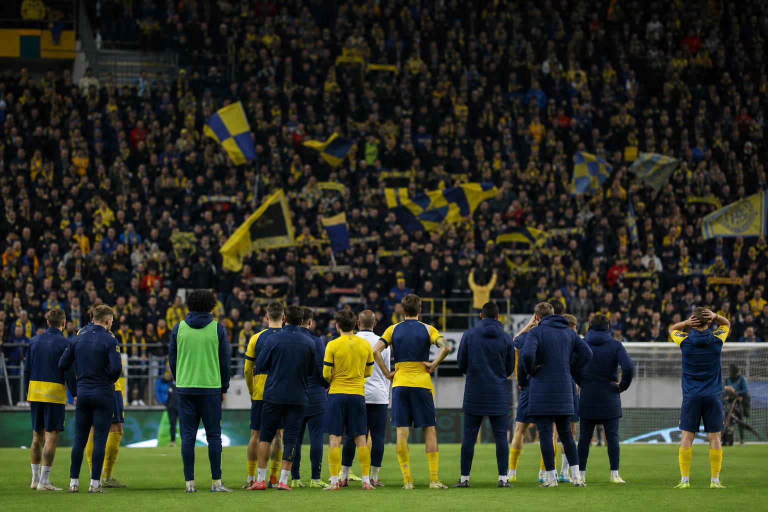 Spelers van Union vieren op het veld in een stadionsetting, met de focus op sfeer en teammoment.