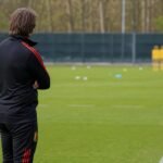 Thomas Vermaelen langs de zijlijn tijdens een training in een neutrale setting