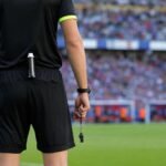Scheidsrechter met wedstrijdbal in een stadion tijdens de slotronde van de Jupiler Pro League