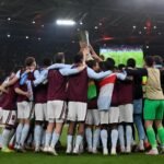 Spelers van Aston Villa vieren met de Europa League-trofee in het stadion in Istanbul