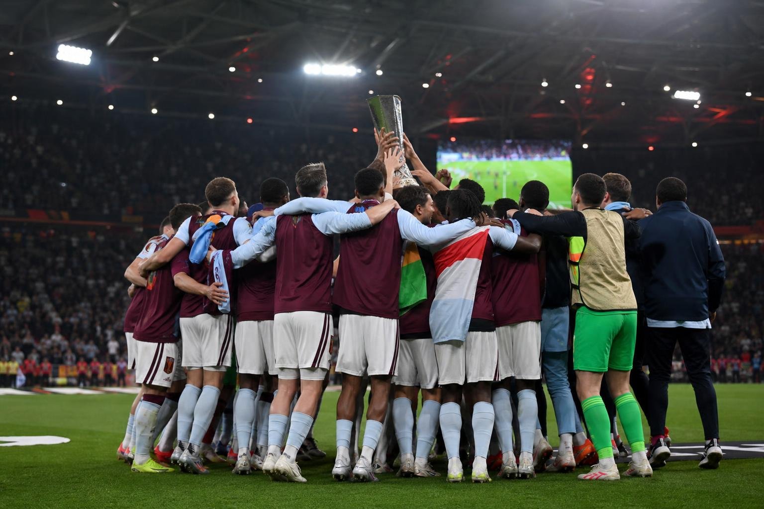Spelers van Aston Villa vieren met de Europa League-trofee in het stadion in Istanbul