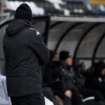 Frédéric Taquin langs de zijlijn tijdens een wedstrijd van La Louvière