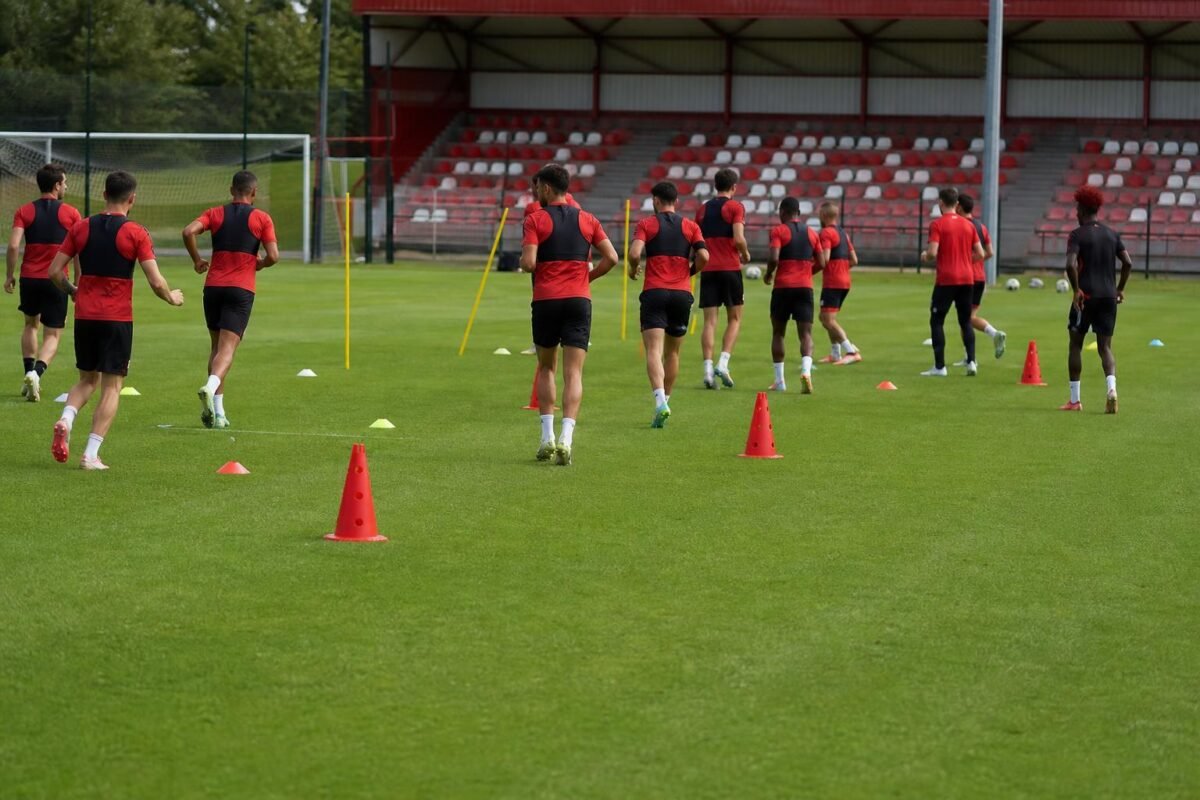 Spelers van KV Kortrijk tijdens een training in aanloop naar het nieuwe seizoen