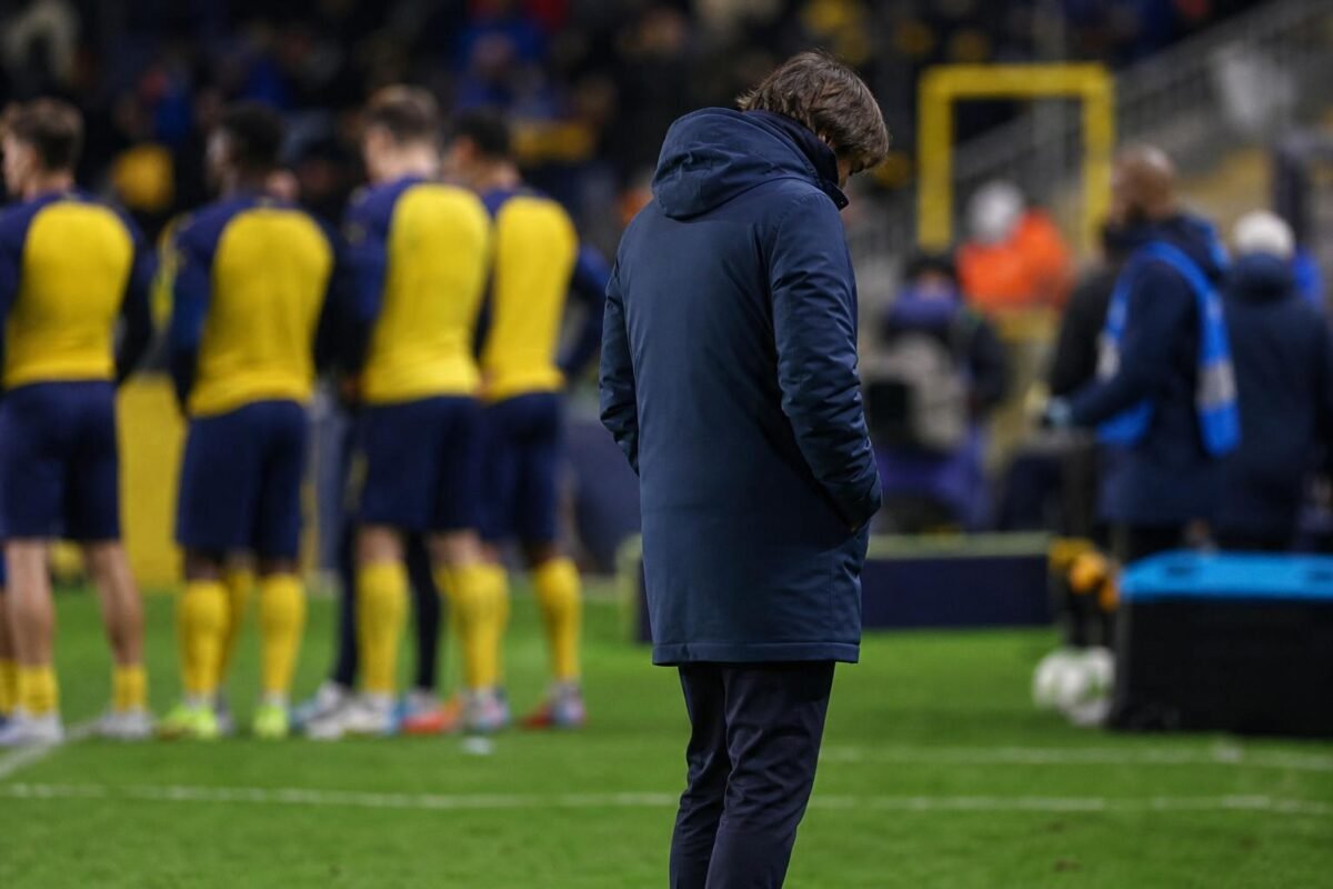 Sfeershot rond Union SG met coach David Hubert langs de zijlijn in een stadionomgeving