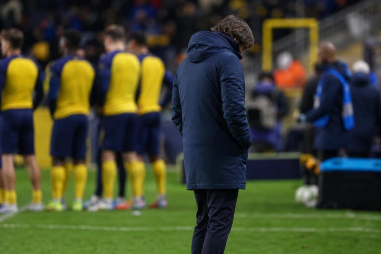 Sfeershot rond Union SG met coach David Hubert langs de zijlijn in een stadionomgeving