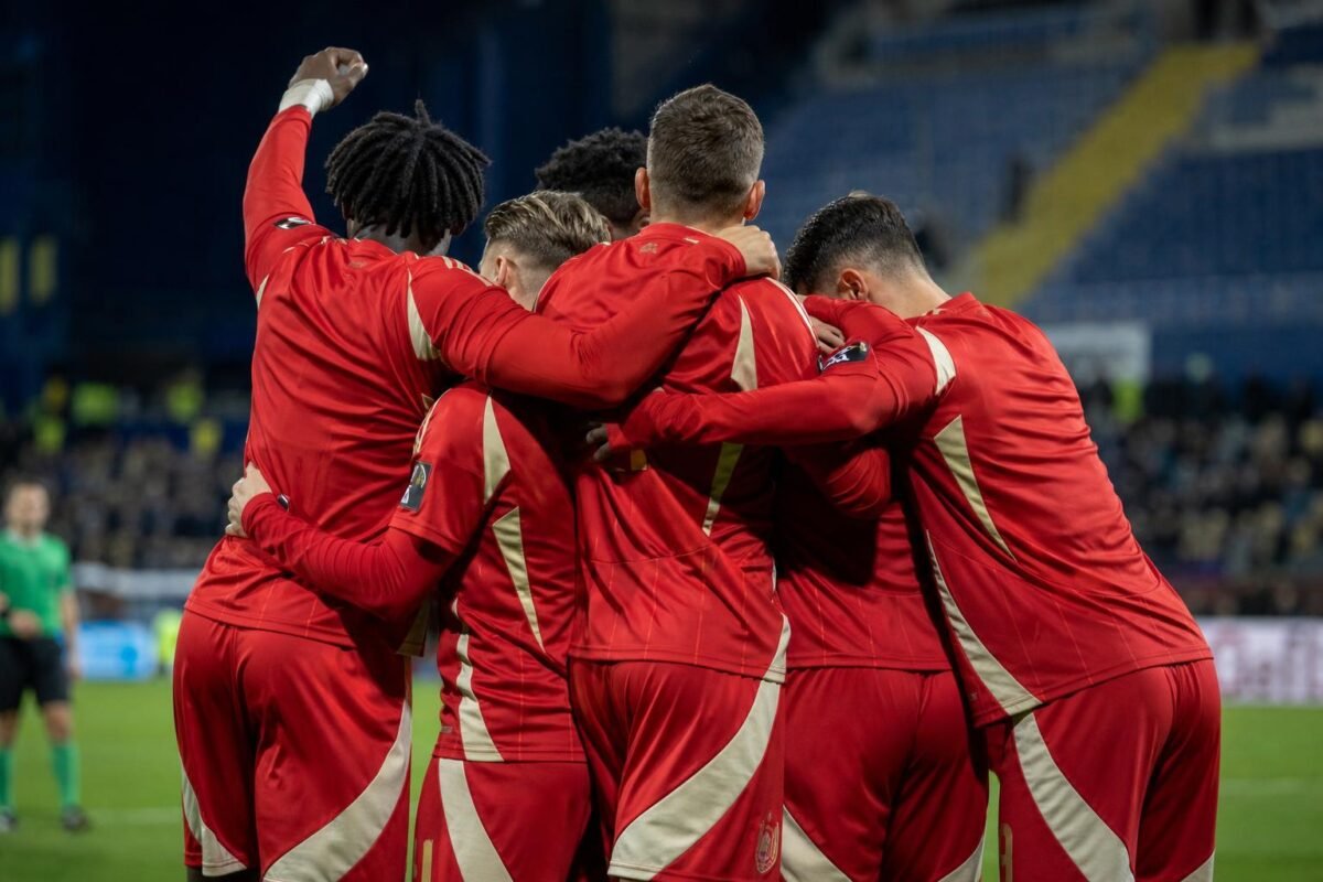 Spelers van Standard vieren samen na de 1-2 zege op het veld van KVC Westerlo in de European Play-Offs.