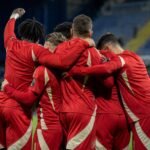 Spelers van Standard vieren samen na de 1-2 zege op het veld van KVC Westerlo in de European Play-Offs.