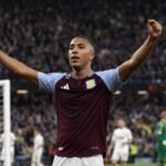 Youri Tielemans viert na zijn volley voor Aston Villa in de Europa League-finale
