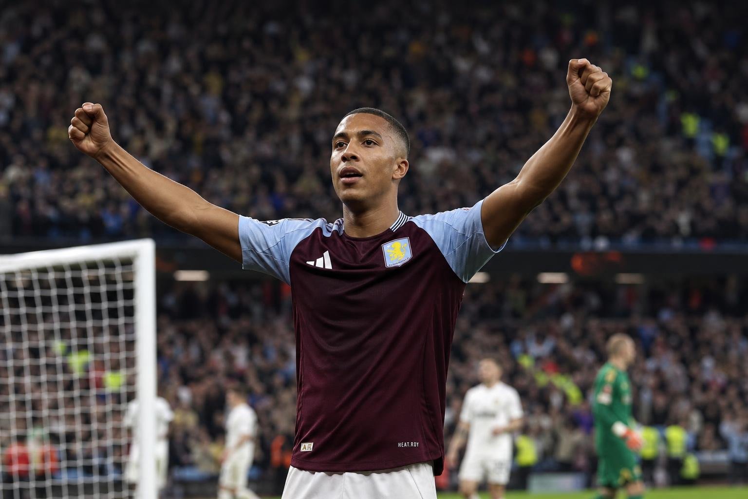 Youri Tielemans viert na zijn volley voor Aston Villa in de Europa League-finale