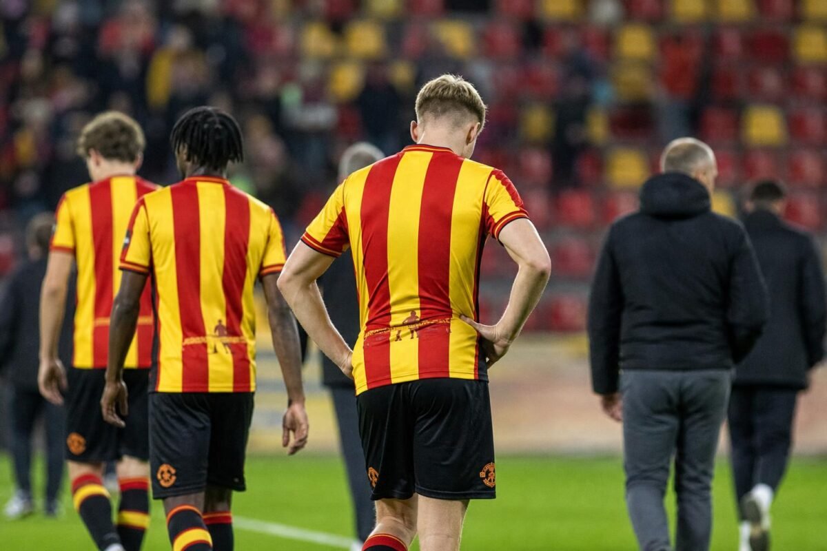 Kerim Mrabti van KV Mechelen in het stadion Achter de Kazerne tijdens een emotioneel afscheidsmoment.