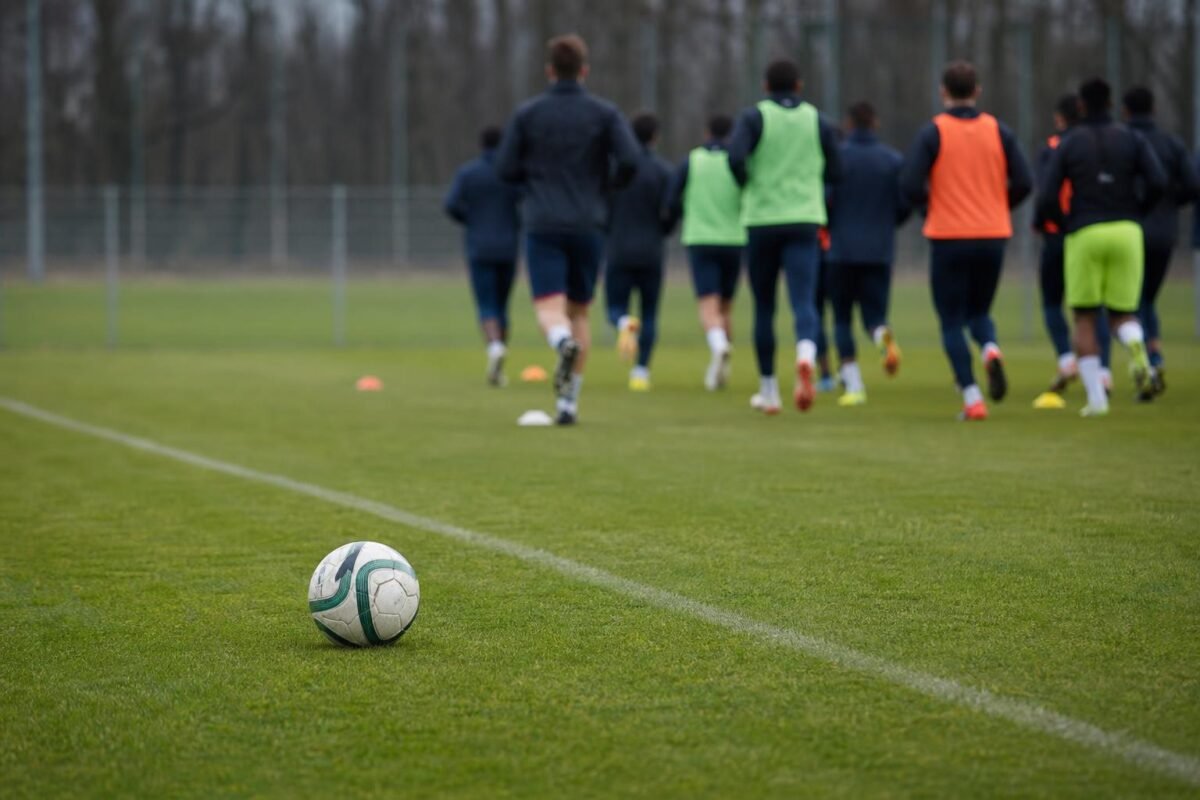 Voetbal op training zonder herkenbare gezichten, passend bij het verhaal rond Rai Vloet