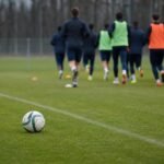Voetbal op training zonder herkenbare gezichten, passend bij het verhaal rond Rai Vloet
