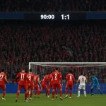 Spelers van Bayern München vieren de late gelijkmaker in de Allianz Arena tegen Heidenheim.