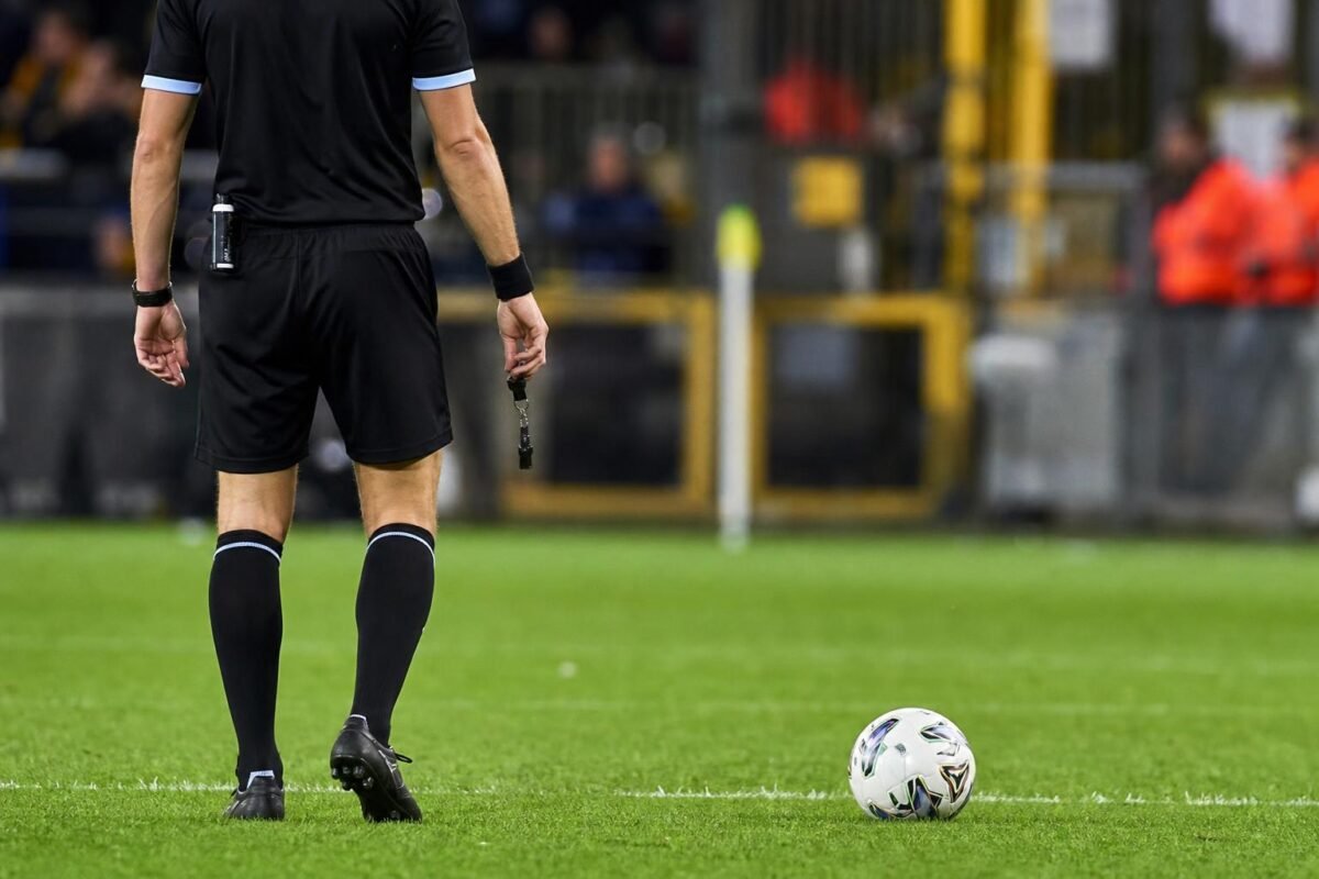 Scheidsrechter op het veld tijdens een wedstrijddag in België