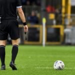 Scheidsrechter op het veld tijdens een wedstrijddag in België