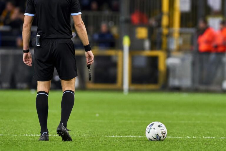 Scheidsrechter op het veld tijdens een wedstrijddag in België