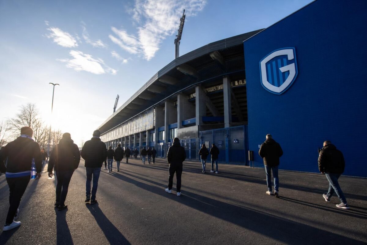 Sfeerbeeld aan het stadion van KRC Genk in transfercontext, zonder herkenbare gezichten