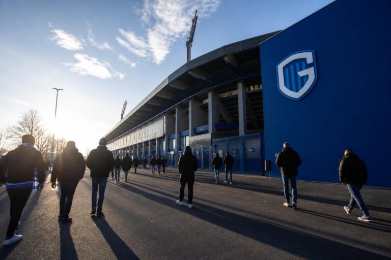 Sfeerbeeld aan het stadion van KRC Genk in transfercontext, zonder herkenbare gezichten