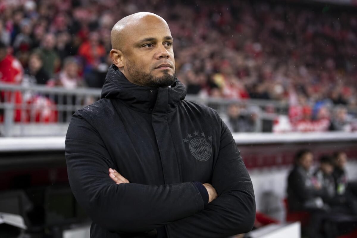 Vincent Kompany kijkt geconcentreerd toe langs de zijlijn bij Bayern München