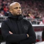 Vincent Kompany kijkt geconcentreerd toe langs de zijlijn bij Bayern München