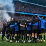 Spelers van Club Brugge vieren na een spannende titelavond