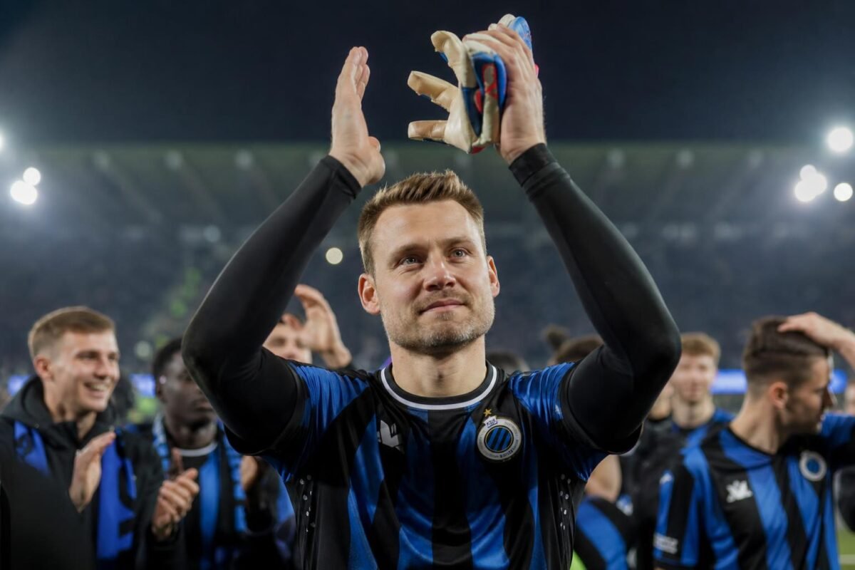 Simon Mignolet viert de landstitel van Club Brugge in het stadion
