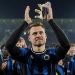 Simon Mignolet viert de landstitel van Club Brugge in het stadion