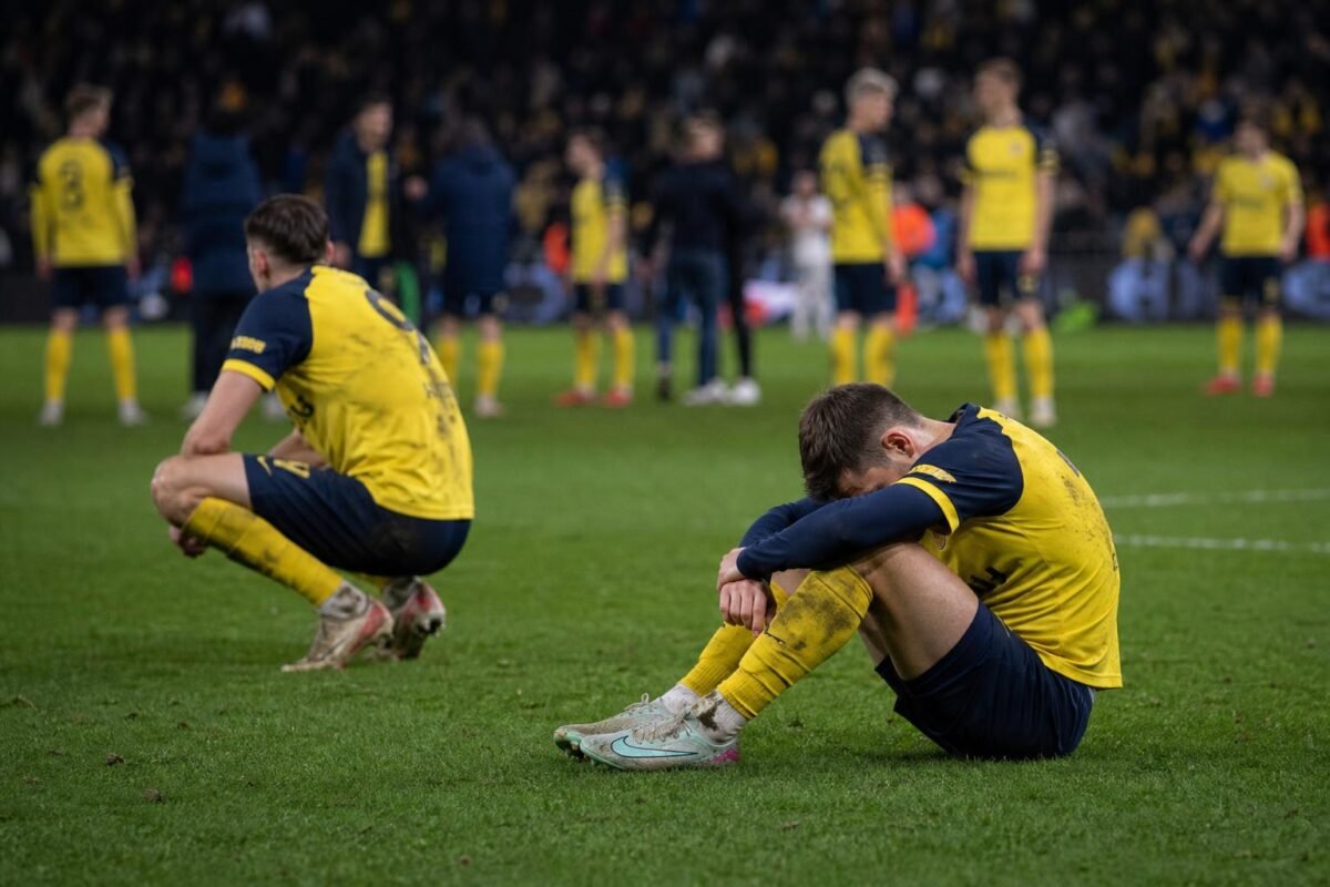 Union-spelers reageren ontgoocheld na een cruciaal duel in de titelstrijd