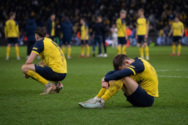 Union-spelers reageren ontgoocheld na een cruciaal duel in de titelstrijd