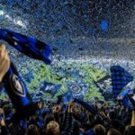 Club Brugge-supporters in titelsfeer met blauw-zwarte sjaals, zonder herkenbare gezichten