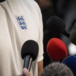 Microfoons in een persruimte rond de Engelse WK-selectie