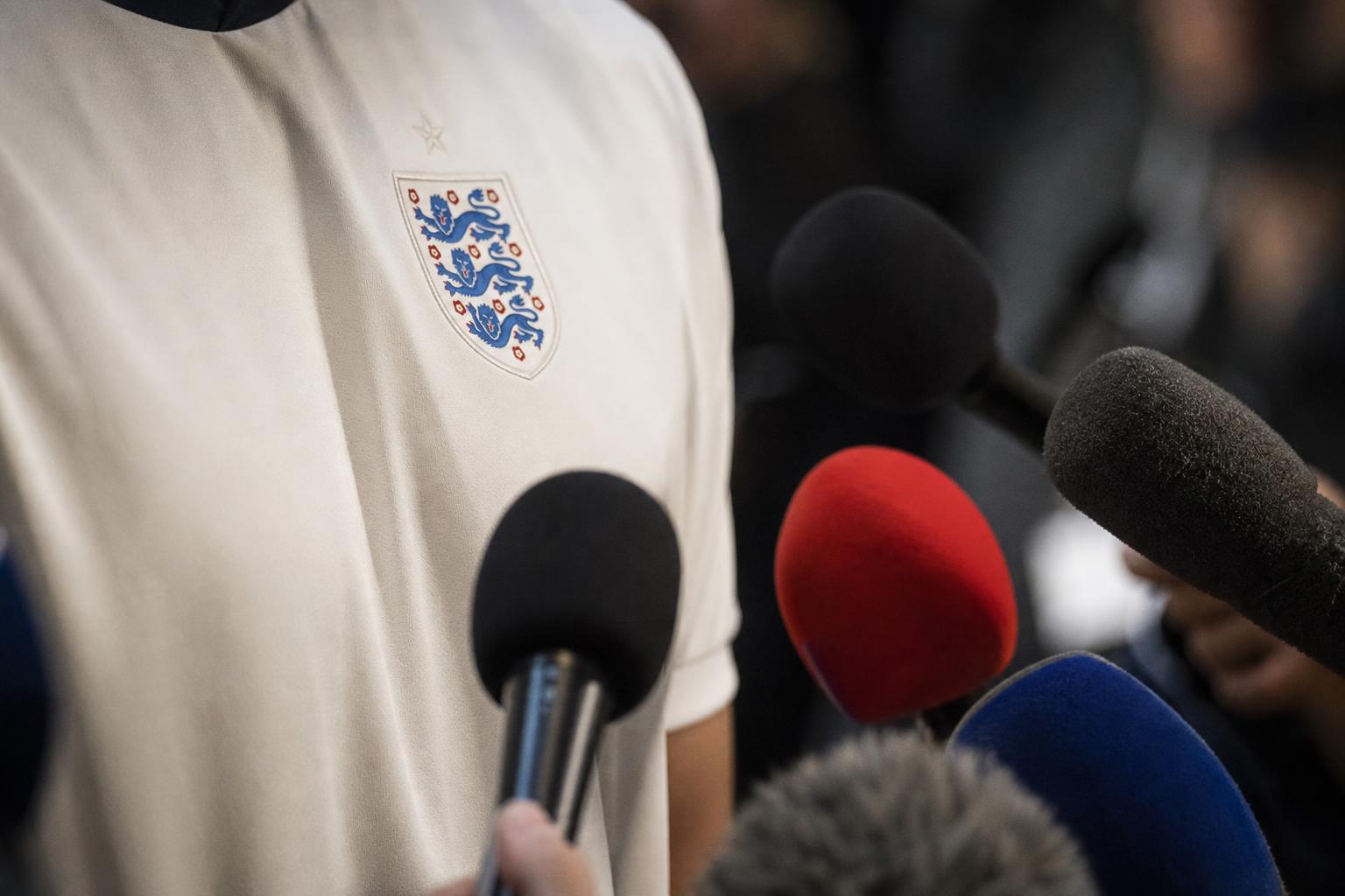 Microfoons in een persruimte rond de Engelse WK-selectie