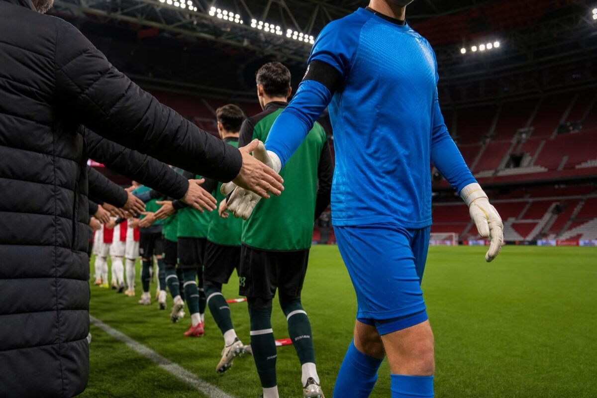 Spanning tijdens het handen schudden voor Ajax tegen FC Groningen