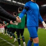 Spanning tijdens het handen schudden voor Ajax tegen FC Groningen