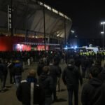 Supporters rond het stadion in Mechelen na een beladen titelavond