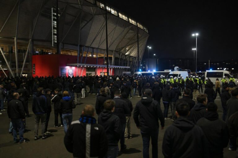 Supporters rond het stadion in Mechelen na een beladen titelavond