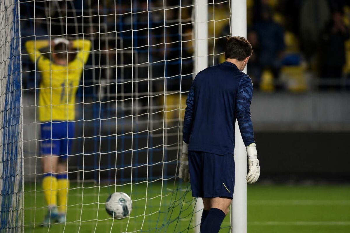 Een STVV-doelman in het doelgebied tijdens een spannende wedstrijdsituatie zonder herkenbaar gezicht