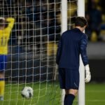 Een STVV-doelman in het doelgebied tijdens een spannende wedstrijdsituatie zonder herkenbaar gezicht