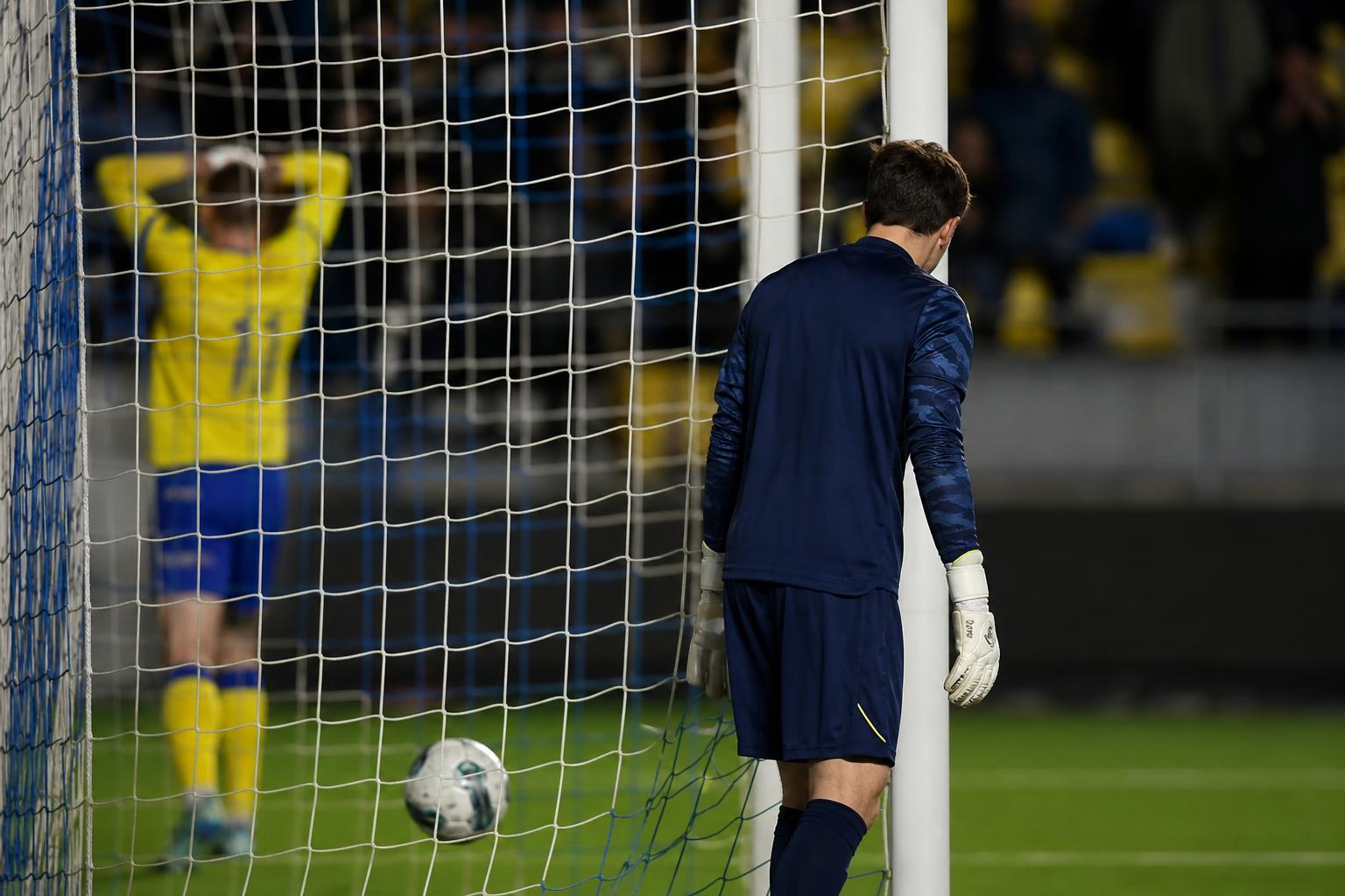 Een STVV-doelman in het doelgebied tijdens een spannende wedstrijdsituatie zonder herkenbaar gezicht