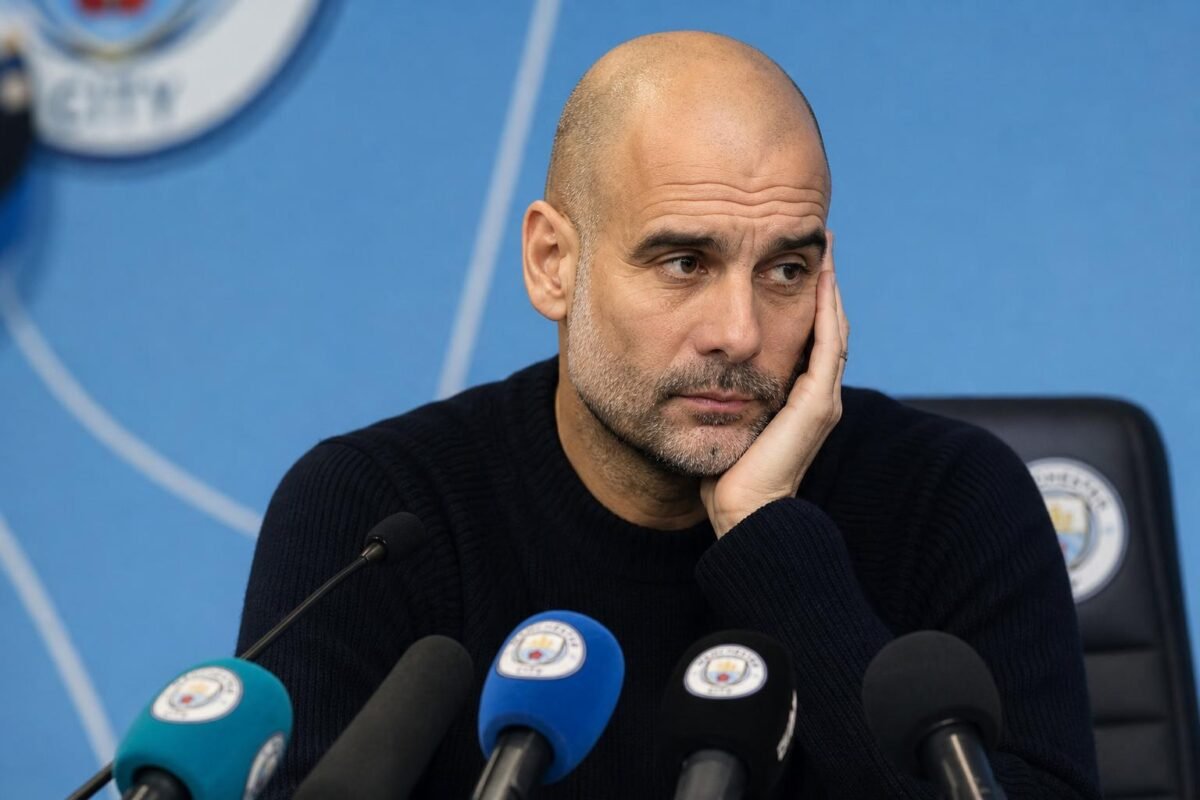 Pep Guardiola tijdens een persmoment van Manchester City rond zijn afscheid.