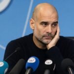 Pep Guardiola tijdens een persmoment van Manchester City rond zijn afscheid.