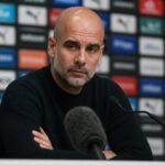 Pep Guardiola tijdens een persmoment van Manchester City in een geladen afscheidssfeer
