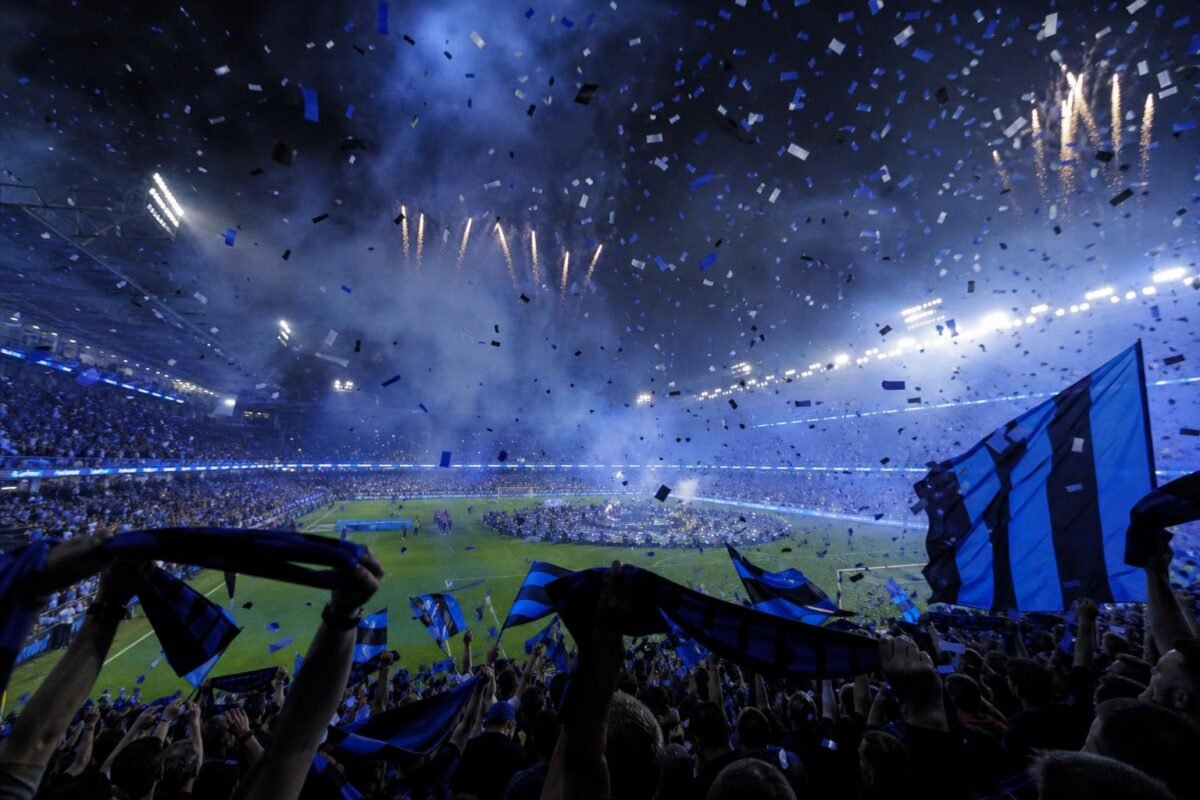 Club Brugge viert de twintigste landstitel in een blauw-zwarte kampioenssfeer