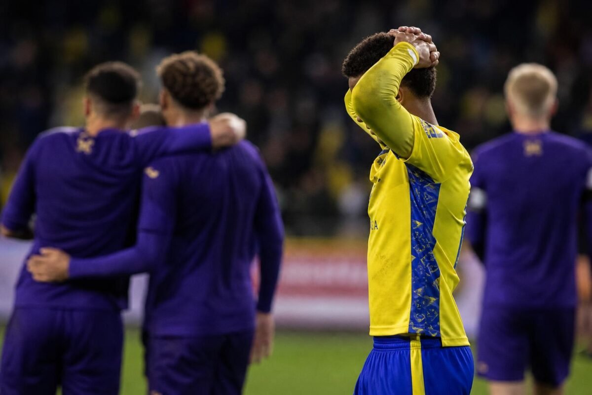 STVV-spelers balen tijdens een wedstrijd tegen Anderlecht